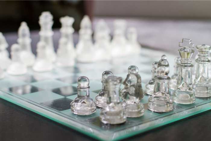 Glass chess set for decoration mainly